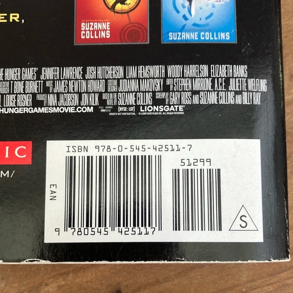 The Hunger Games by Suzanne Collins - Picture 2 of 8